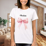 Camiseta Nome do laço rosa<br><div class="desc">Para uma camiseta leve. Decorado com um laço rosa. Personalize e adicione seu nome. Texto preto.</div>