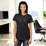 Camiseta Nome do Monograma Dourado Minimalista Negro Clássi<br><div class="desc">Elevem seu estilo com nossa camiseta Elegante Mínima Dourada Moderna e Preta Monograma. Este armário é essencial para combinar perfeitamente a sofisticação clássica com o minimalismo contemporâneo, fazer-o de uma adição versátil e na moda à sua coleção. Feito com atenção aos detalhes, esta camiseta é mais do que apenas roupas;...</div>