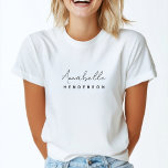 Camiseta Nome do Monograma | Na moda minimalista moderno<br><div class="desc">Um simples design de monograma personalizado na moda com uma tipografia moderna e minimalista de escrita manual, emparelhada com uma tipografia de blocos a preto num fundo branco. O nome do monograma pode ser facilmente personalizado para fazer um design tão único quanto você! O presente ou acessório perfeitamente pessoal para...</div>