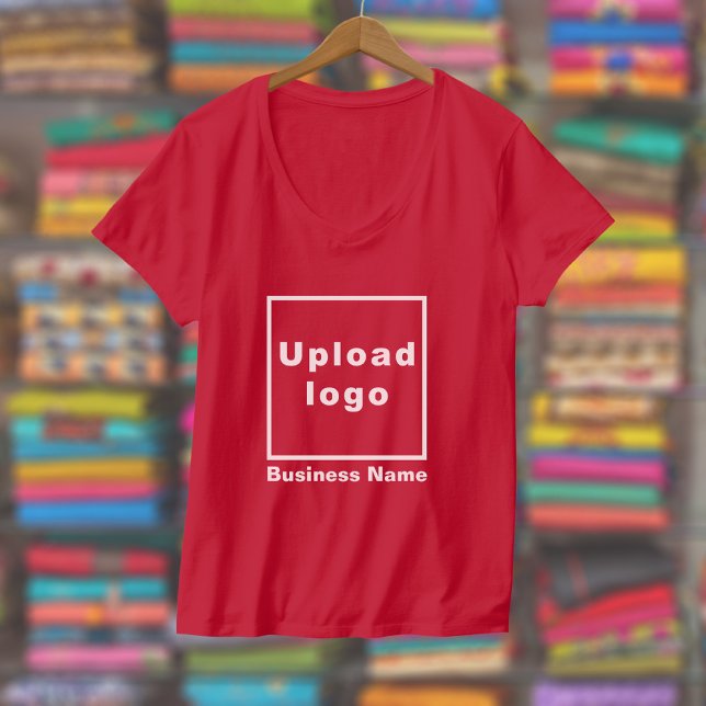 Camiseta Nome e logotipo da empresa no vermelho do pescoço  (Women's V-neck red t-shirt with your business name and logo displayed in a store)
