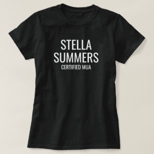 Camiseta Nome Moderno em Letras Pretas Grandes e Logotipo