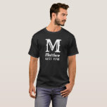 Camiseta Nome Monograma Masculina para Amigo do Noivo Casam<br><div class="desc">Clássico, simples, Camisa de nome de casamento. Perfeito para o padrinho. Personalize com o seu inicial e nome.</div>