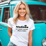 Camiseta Nome Personalizado Classe Branca de Graduação 2023<br><div class="desc">O design de t-shirt moderna de graduação personalizada branca apresenta o primeiro nome do formando em estilo decorativo preto a negrito com destaque para o boné formando (pode ser reposicionado se necessário) e um mínimo de termos de ano de aula e de nome escolar que podem ser personalizados com as...</div>