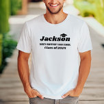 Camiseta Nome Personalizado Classe Branca de Graduação 2024<br><div class="desc">O design de t-shirt moderna de graduação personalizada branca apresenta o primeiro nome do formando em estilo decorativo preto a negrito com destaque para o boné formando (pode ser reposicionado se necessário) e um mínimo de termos de ano de aula e de nome escolar que podem ser personalizados com as...</div>
