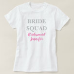 Camiseta Nome Personalizado Cor-de-Rosa Bridesmaid: Bachelo<br><div class="desc">Linda caligrafia,  camiseta rosa da Bridesmaid. Perfeito para camiseta de papel de casamento. Esquadrão noivo.</div>