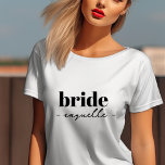 Camiseta Nome Personalizado da Noiva Moderna<br><div class="desc">Esta camisa de noiva é excelente para festas de solteira e chás de panela! Apresentando um design moderno em preto e branco com a palavra "noiva" escrita em uma fonte clássica em minúsculas. Você pode personalizar facilmente este design com o nome da noiva que será exibido em script manuscrito.</div>