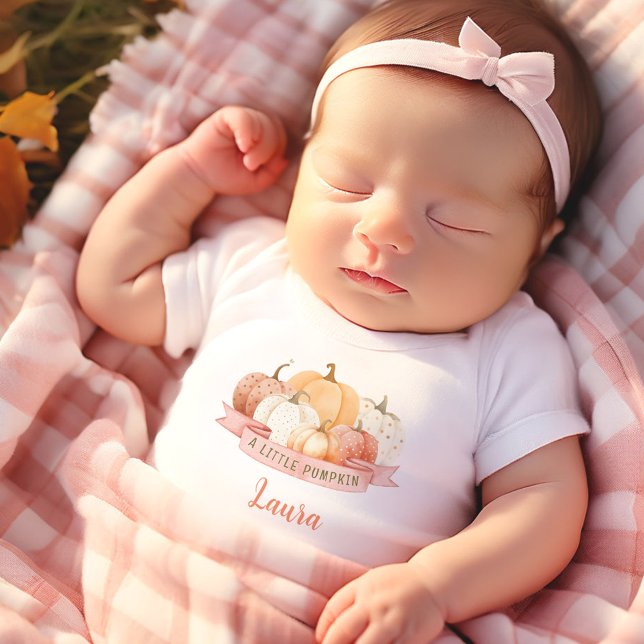 Camiseta Nome Personalizado De Menina De Abóbora (A Little Pumpkin Fall Baby Girl Custom Name Baby Baby T-Shirt)