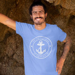 Camiseta Nome Personalizado do Barco Ancorante Náutico<br><div class="desc">Adicione o nome do barco e encaixe clicando no botão "Personalizar" acima. Coloque a vela em estilo com a nossa troca de barcos personalizada de temas náuticos. A camisa ostenta um design bonitinho inspirado pelas maravilhas do oceano, apresentando modos marítimos clássicos como uma âncora e corda. Quer você esteja cruzando...</div>