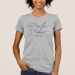 Camiseta Nome Personalizado do Script Moderno da Tribo Brim<br><div class="desc">Prepare-se para ser uma dama de honra ou madrinha de casamento com esta camisa bonitinha casual: um roteiro de caligrafia moderno em preto para "Tribo de Noiva" e o seu texto personalizado para o nome (ou apague-o se preferir um design sem nome). Camisas de excelente para um chá de panela,...</div>