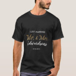 Camiseta Nome personalizado do Sr. e Sra. recem casados Cas<br><div class="desc">Sr. e Sra. Costume,  recem casados,  T-Shirt.
Você pode adicionar seu próprio texto e nome para personalizá-lo.
Trendy Gold Sr. e Sra. Script.</div>
