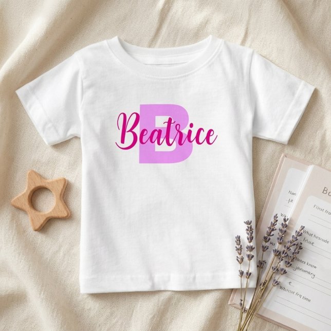 Camiseta Nome Personalizado + Monograma (Presente de Menina (Custom girls Script Pregnancy Announcement Baby gift)
