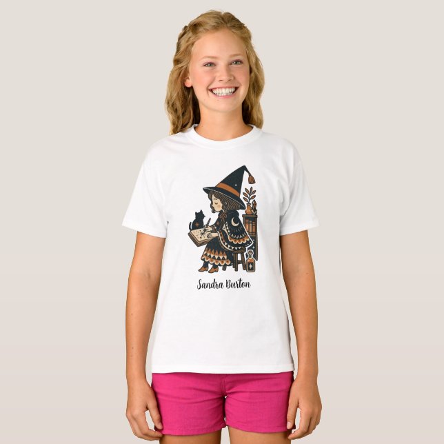 Camiseta Nome Personalizado ou Texto com Bruxa Estudando (Frente Completa)
