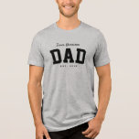 Camiseta Nome simples da família do desportista de pai de e<br><div class="desc">Projetada para coordenar com a coleção de chás de fraldas alfaiates Design de Lea Delaveris, esta camisa de pai da equipe é um presente perfeito para um novo papai ou pai ser. Excelente também de vestir ao chá de fraldas, este design de t-shirt desportiva apresenta um "nome de equipe" em...</div>