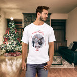 Camiseta Nomes de fotos da família branca de Natal<br><div class="desc">Camisa branca. Personalize e adicione sua própria foto de família. Moldura em círculo. Adicione seu nome de família e ano. Texto vermelho.</div>