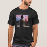 Camiseta NORA CYBER WARRIOR SEGURANDO MACAW Science Fiction<br><div class="desc">Beleza preta tatuada com elegantes joias de ouro com seu papagaio vermelho colorido,  sob o céu cósmico rosa com planetas azuis.Quadro de animação artístico do filme de ficção científica de animação em 3d da Hyperion World .Bulgária Lumini (c)</div>