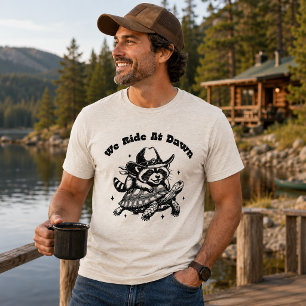 Camiseta Nós Cavalgamos Ao Amanhecer Guaxinim Engraçado