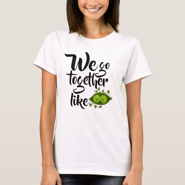 Camiseta Nós Combinamos Juntos Como Duas Ervilhas Em Uma Va (Frente)