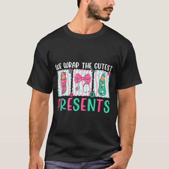 Camiseta Nós Envolvemos Os Presentes Mais Fofos Trabalho &a (Frente)