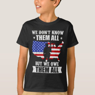 Camiseta Nós Não Os Conhecemos a Todos Mas Devemos a Todos
