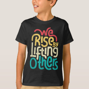 Camiseta Nós nos Erguemos ao Levantar os Outros - Inspiraçã