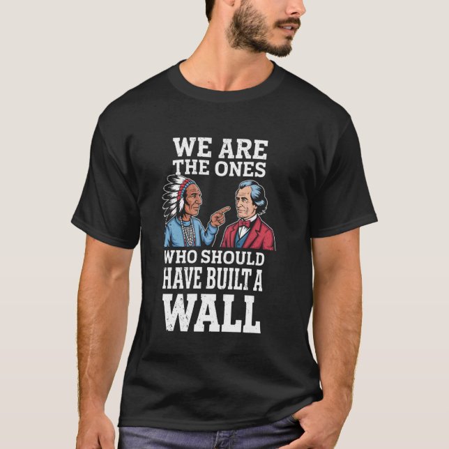 Camiseta Nós Somos Aqueles Que Deveriam Ter Construído Uma  (Frente)