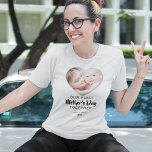 Camiseta Nossa Foto do Primeiro Dia de as mães<br><div class="desc">Camiseta personalizada com foto de dia de as mães com uma foto cardíaca da mamãe e da criança, o ditado "nosso primeiro dia de as mães juntos", seus nomes e o ano. Dica da foto: recorte as fotos em quadrados antes de carregar, garantindo que o assunto esteja no centro para...</div>
