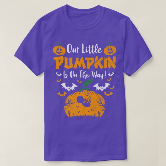 Camiseta Nossa Pequena Abóbora Está no Caminho do Halloween (Frente do Design)