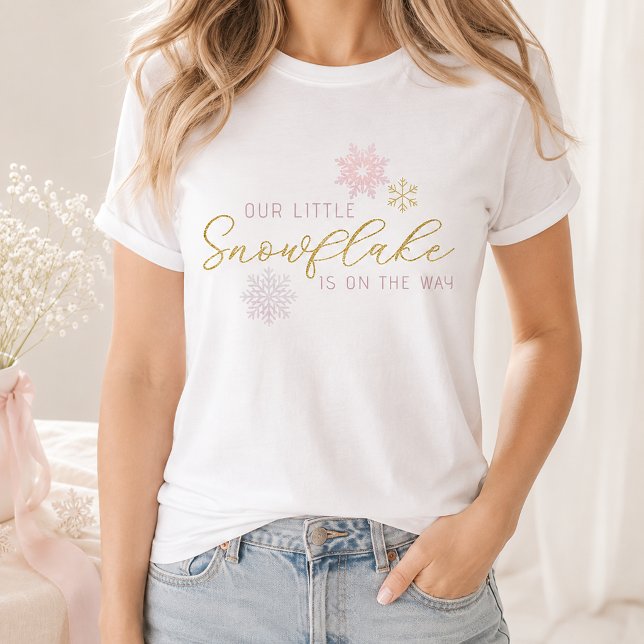 Camiseta Nossa Pequena Floco de Neve Mamãe Para Ser Chuvada (Snowflake Baby Announcement T-Shirt)