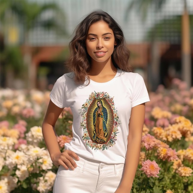 Camiseta Nossa Senhora de Guadalupe Virgen de Guadalupe (Our Lady of Guadalupe, Virgen de Guadalupe vintage image of Mary with watercolor roses.)