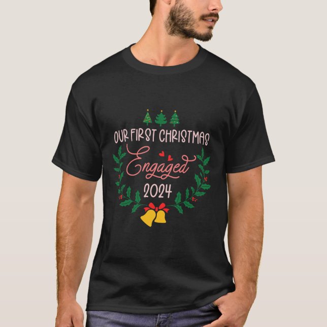 Camiseta Nosso primeiro Casal de Noivado de Natal Engaged 2 (Frente)