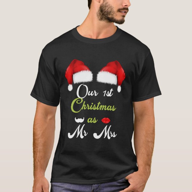 Camiseta Nosso Primeiro Natal Como Sr. E Sra. Matching Casa (Frente)