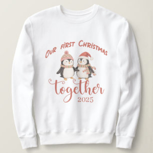 Camiseta Nosso primeiro Natal juntos. Design de casal de pi