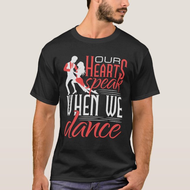 Camiseta Nossos Corações Falam Quando Dançamos Salsa (Frente)