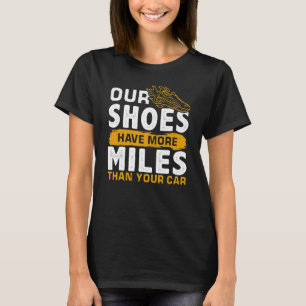 Camiseta Nossos Sapatos Têm Mais Milhas Que o Seu Carro