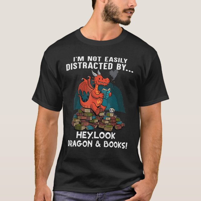 Camiseta Not Easily Distracted Hey Look Dragon And Books Dr (Frente)