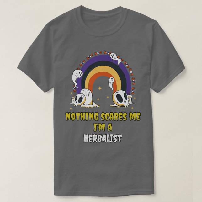 Camiseta Nothing Scares Me Im a Herbalist  (Frente do Design)