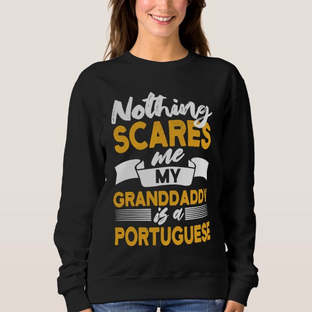 Camiseta Nothing Scares Me My Granddaddy Is Portuguese  Por (Frente)