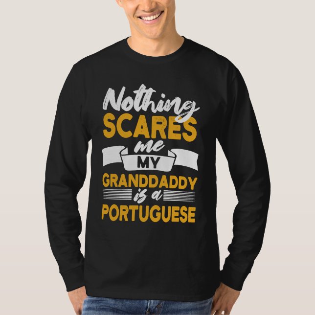 Camiseta Nothing Scares Me My Granddaddy Is Portuguese  Por (Frente)