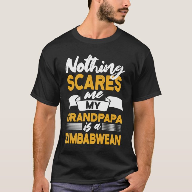 Camiseta Nothing Scares Me My Grandpapa Is Zimbabwean  Zimb (Frente)