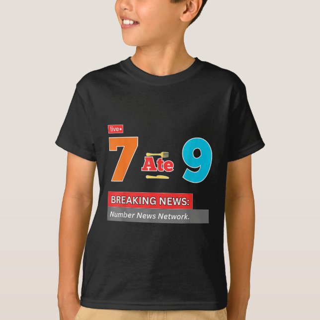 Camiseta Notícias Quentes 7 Comeu 9 Piada de Matemática Eng (Frente)
