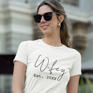 Camiseta Nova Esposa "Wifey" Ano Est. Script Simples Elegan
