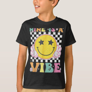 Camiseta Nove é um Vibe 9º aniversário, Groovy Smile Face 9