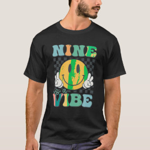 Camiseta Nove É Um Vibe 9º Aniversário Sorriso Face Hippie 