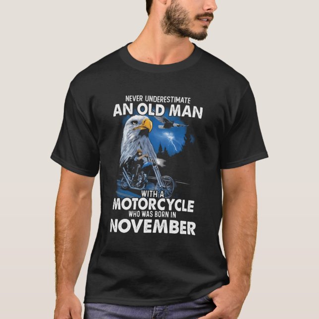 Camiseta Novembro Nunca Subestime Um Velho Com Um Mal (Frente)