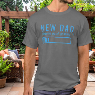 Camiseta Novo Papai V1.0 Patch de Sono Pendente Azul Céu En