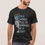 Camiseta Num Cheio Mundial Da Escuridão Seja Um Hanu Feliz<br><div class="desc">Num Cheio Mundial Da Escuridão,  Seja Um Chanucá Feliz E Luz</div>