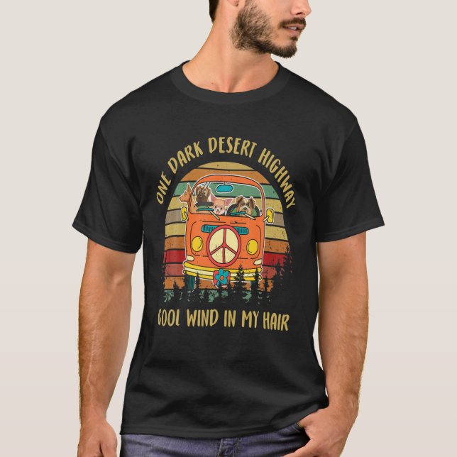 Camiseta Num Deserto Escuro, O Cão Sente-Se Legal Vento Em  (Frente)