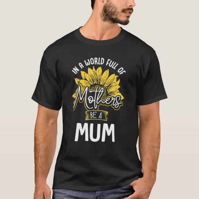 Camiseta Num Mundo Cheio De Mães Seja Uma Mamãe Presente (Frente)
