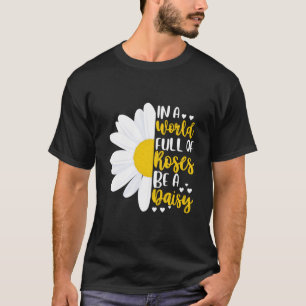 Camiseta Num Mundo Cheio De Rosas Seja Uma Margarida