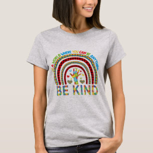 Camiseta Num mundo onde você pode ser qualquer coisa bondo